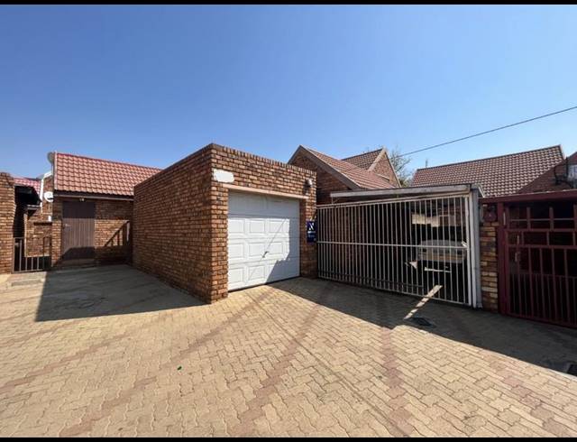 3 BEDROOM TOWNHOUSE FOR SALE IN HELIKONPARK